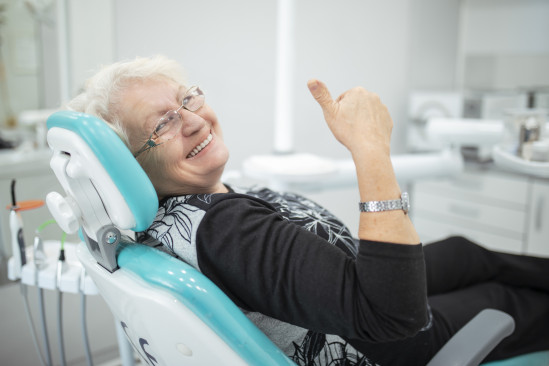 Patient auf dem Behandlungsstuhl eines Zahnarztes