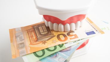 Geldscheine zwischen dem Modell eines Gebisses